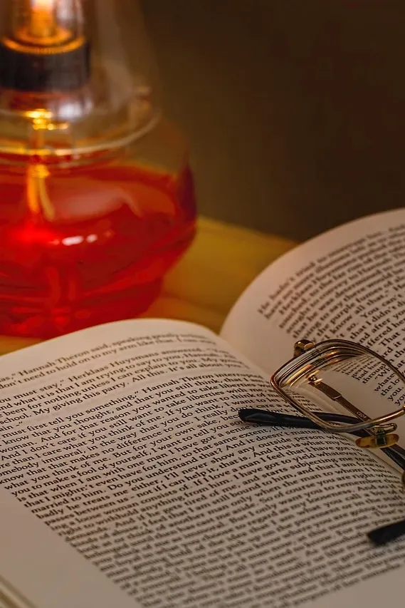 książka z gatunku literatura obcojęzyczna na biurku